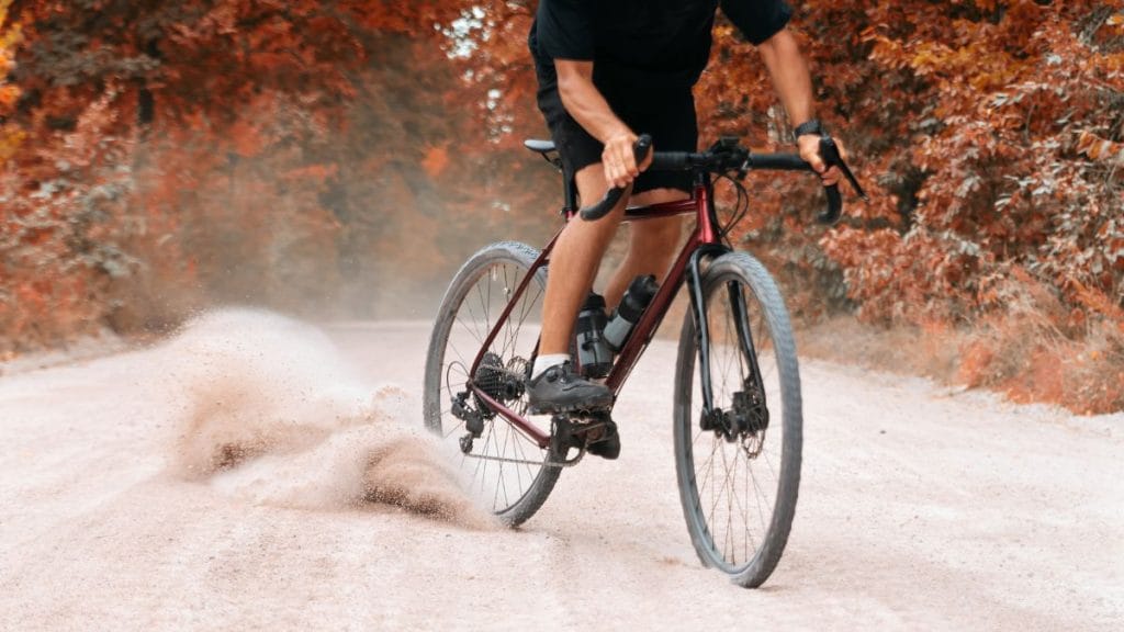 Bicicleta de gravel en terreno de tierra